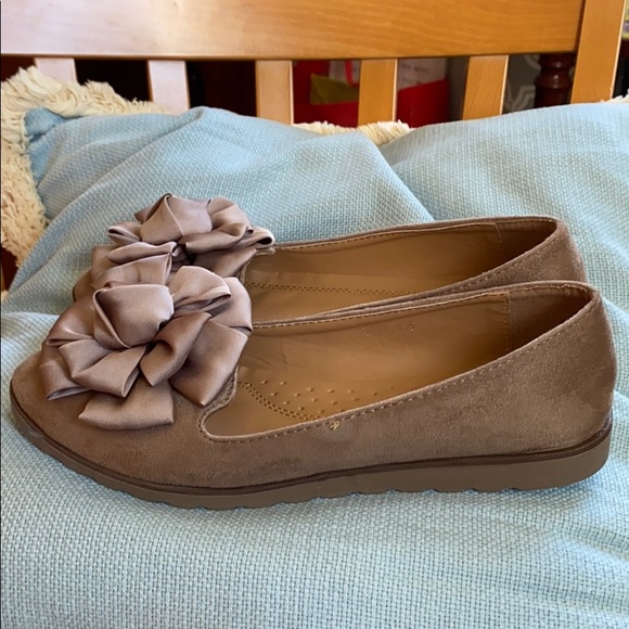 😍 Pazzle Bow Embellished Tan Flats 😍 - Picture 7 of 11